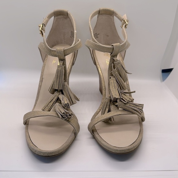 Seychelles Suede Twist Gold Metallic Wedge Heel.  US 9.5 - Picture 2 of 4